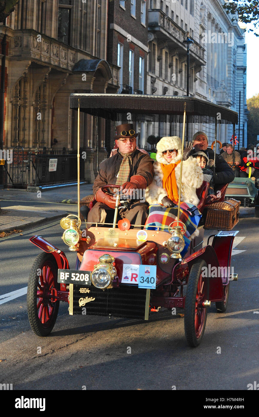 London, UK. 6th Nov, 2016. Vintage cars and other motorised vehicles