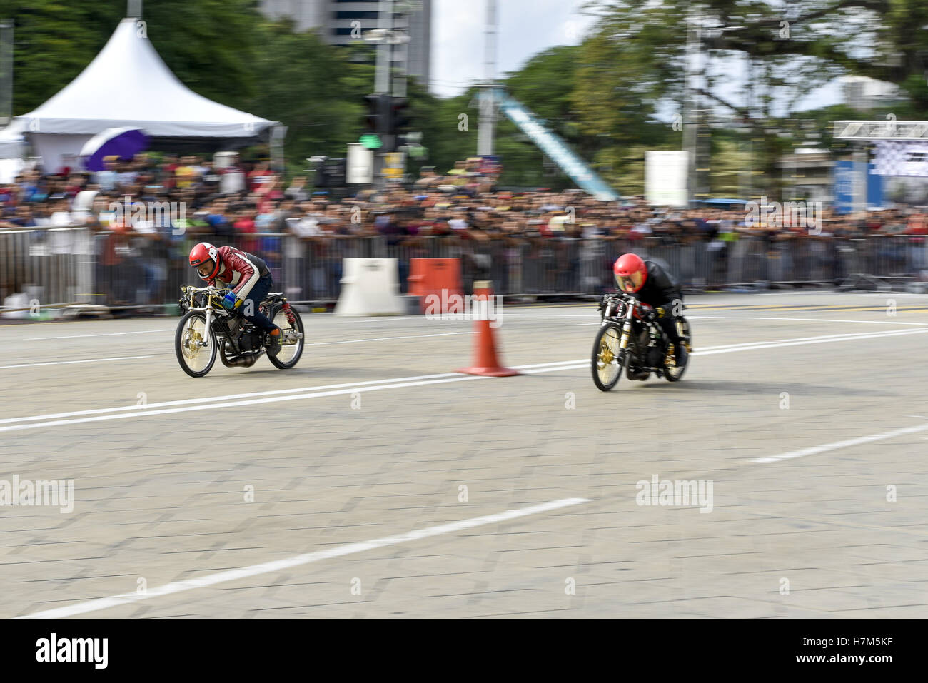 Kuala Lumpur, MALAYSIA. 6th Nov, 2016. Riders runs their custom motorcycle in the drag race during the Dataran 201m Drag Battle 2016 at Merdeka(independence) square in Kuala Lumpur, Malaysia, on November 06, 2016. Credit:  Chris Jung/ZUMA Wire/Alamy Live News Stock Photo
