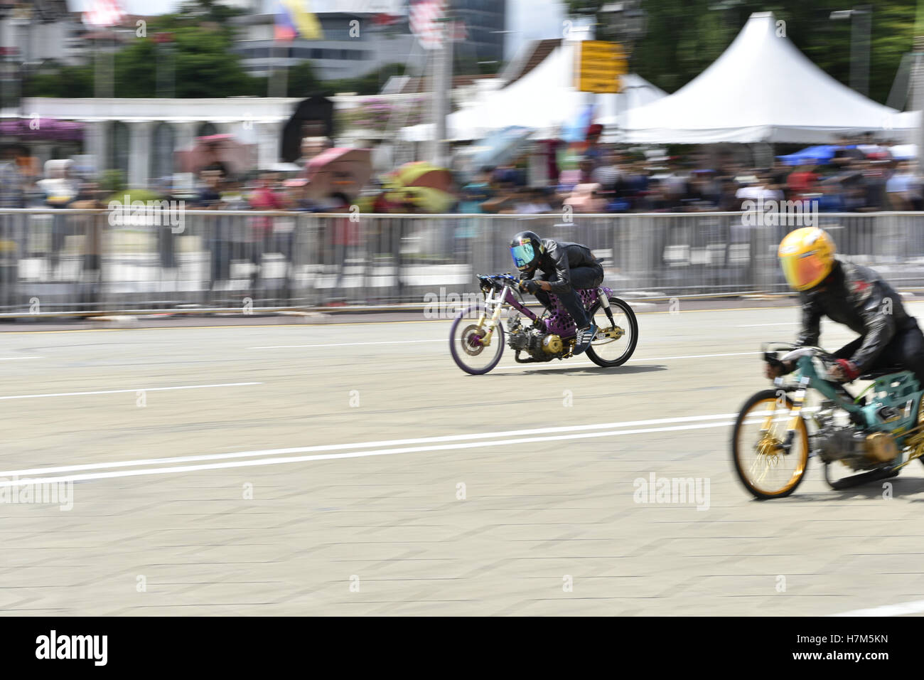 Kuala Lumpur, MALAYSIA. 6th Nov, 2016. Riders runs their custom motorcycle in the drag race during the Dataran 201m Drag Battle 2016 at Merdeka(independence) square in Kuala Lumpur, Malaysia, on November 06, 2016. Credit:  Chris Jung/ZUMA Wire/Alamy Live News Stock Photo