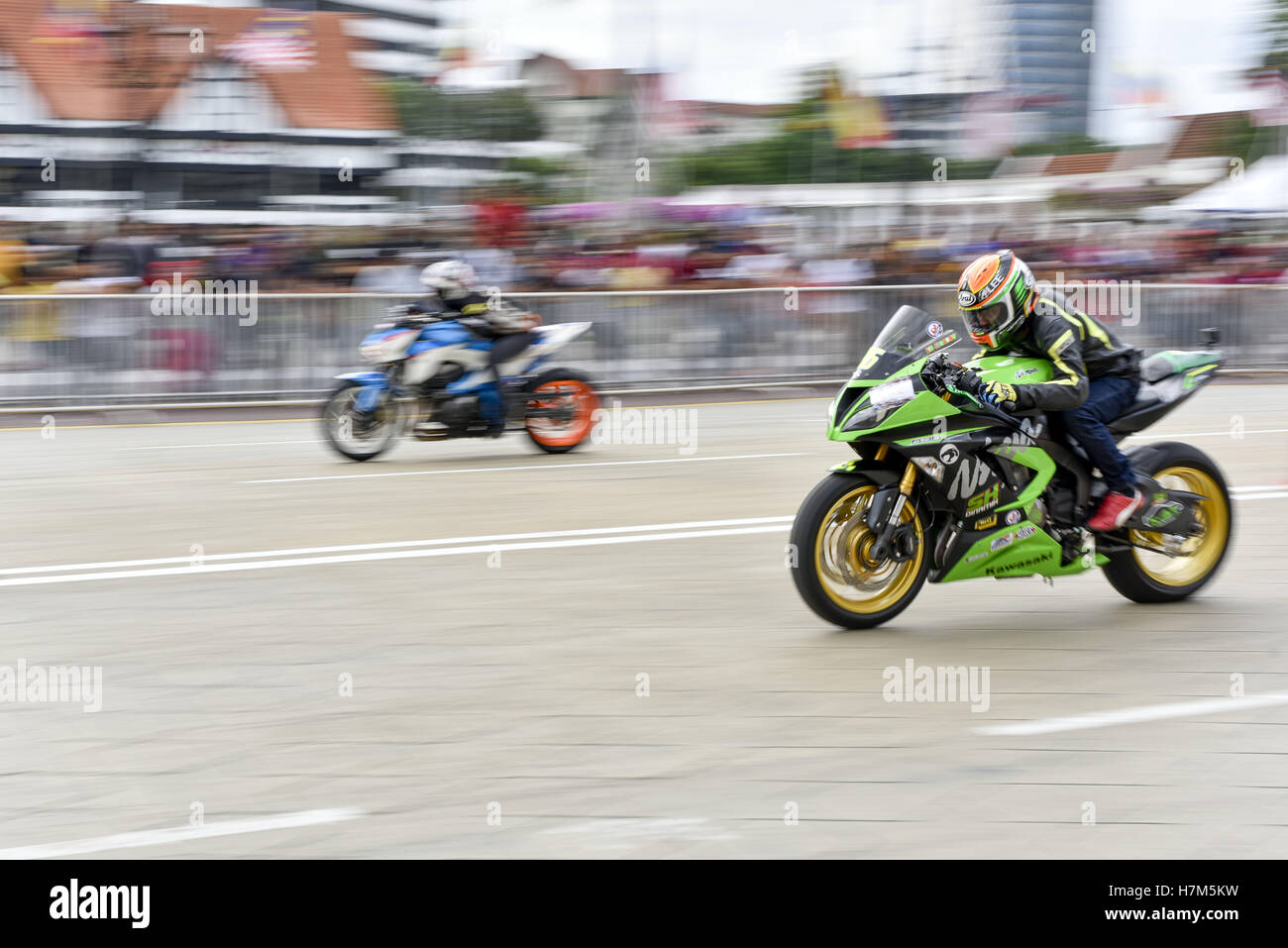 Kuala Lumpur, MALAYSIA. 6th Nov, 2016. Riders runs their motorcycle in the free practice session during the Dataran 201m Drag Battle 2016 at Merdeka(independence) square in Kuala Lumpur, Malaysia, on November 06, 2016. Credit:  Chris Jung/ZUMA Wire/Alamy Live News Stock Photo