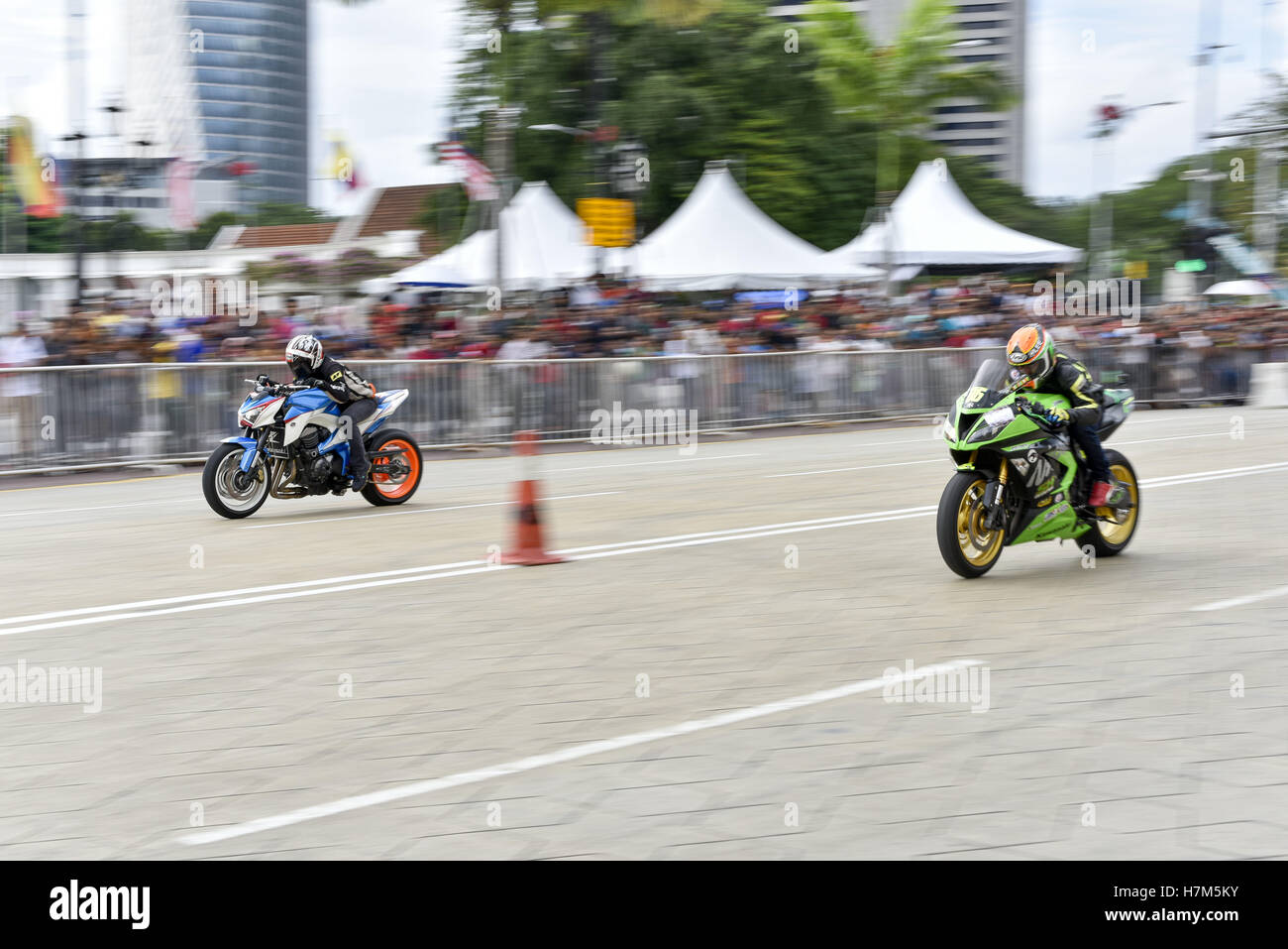 Kuala Lumpur, MALAYSIA. 6th Nov, 2016. Riders runs their motorcycle in the free practice session during the Dataran 201m Drag Battle 2016 at Merdeka(independence) square in Kuala Lumpur, Malaysia, on November 06, 2016. Credit:  Chris Jung/ZUMA Wire/Alamy Live News Stock Photo