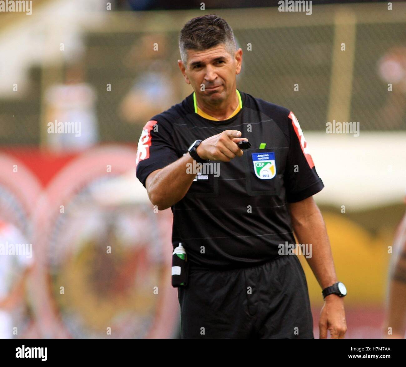 Salvador, Brazil. 06th Nov, 2016. referee of the match, the bid of the match between Vitoria X Atletico Pr, valid by the Brazilian Football Serie A, held at the stage of Barradão in Salvador, Bahia. Credit:  Edson Ruiz/FotoArena/Alamy Live News Stock Photo