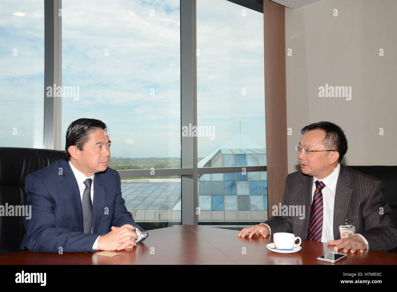 Bandar Seri Begawan, Brunei. 7th Nov, 2016. Brunei's Deputy Minister of Finance Dato Mohd Amin Liew (L) meets with Wang Xiaolin, the head of Bank of China (Hong Kong) Limited (BOCHK) Brunei Branch Preparatory Team, in Bandar Seri Begawan, Brunei, on Nov. 7, 2016. Brunei is looking forward to more economic cooperation from China and other countries in the world, so as to diversify the oil-rich sultanate's economy from hydrocarbon industries, a senior government official told Xinhua Monday morning. © Jeffrey Wong/Xinhua/Alamy Live News Stock Photo