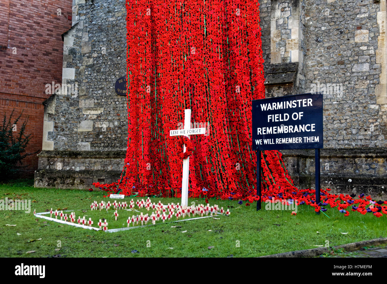 Warminster, Wiltshire, UK. 7th Nov 2016. Thousands of hand knitted