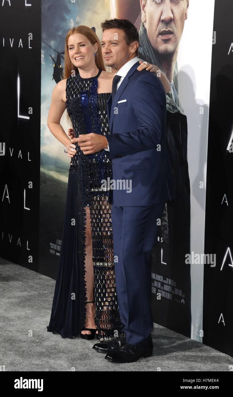 Los Angeles, CA, USA. 6th Nov, 2016. Amy Adams, Jeremy Renner at arrivals for ARRIVAL Premiere, Regency Westwood Village Theatre, Los Angeles, CA November 6, 2016. © Dee Cercone/Everett Collection/Alamy Live News Stock Photo