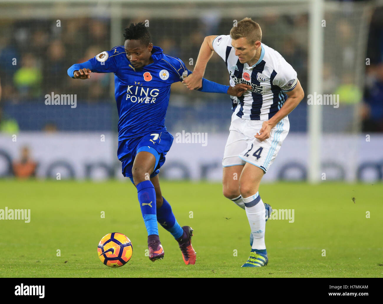 Leicester City's Ahmed Musa (left) battles for the ball with West Bromwich Albion's Darren Fletcher (right) during the Premier League match at the King Power Stadium, Leicester. Stock Photo