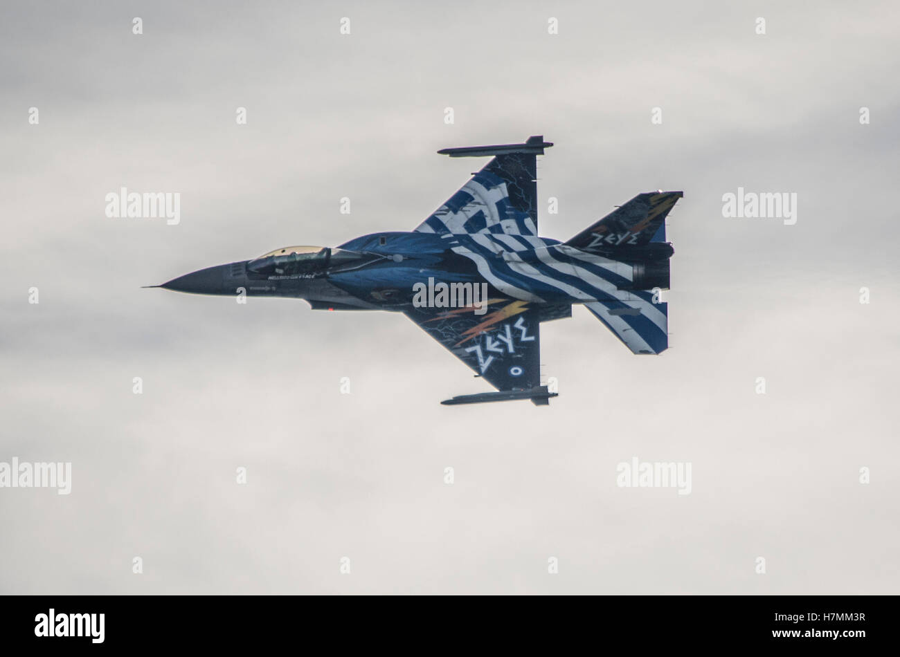 Pireus, Greece. 06th Nov, 2016. A HAF F-16 block 52 Fighting falcon part of the Greek solo display team 'Zeus' during the airshow. Hellenic Air Force Airshow in Flisvos. Hellenic Airforce Celebrates its Patron Saint with an airshow in the Flisvos Region of Pireus. Credit:  George Panagakis/Pacific Press/Alamy Live News Stock Photo