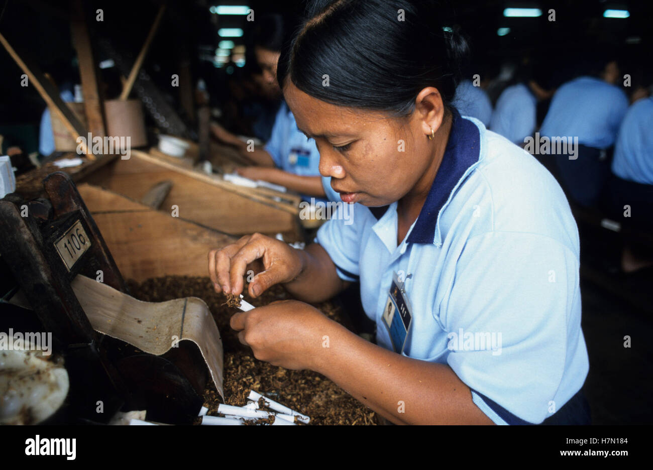 Indonesia Java Malang, factory for clove cigarettes Kretek, women roll  tobacco and clove dust in cigarettes manually Stock Photo - Alamy