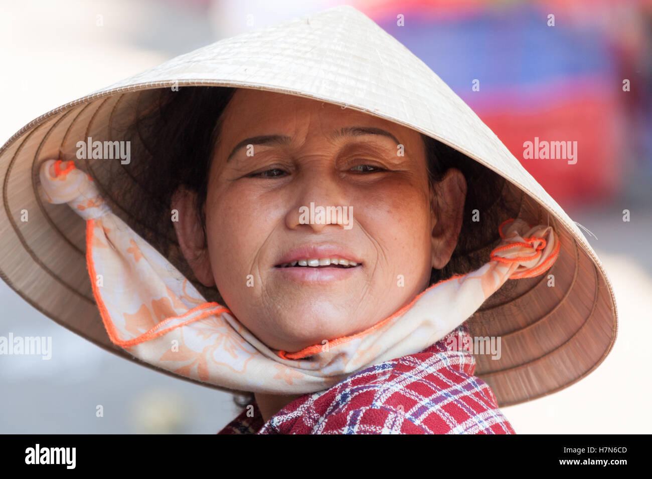 Vietnamese vendor wearing conical hi-res stock photography and images ...