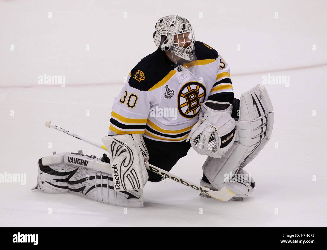 Tim Thomas gets his fifth shutout, Bruins top Flyers ironically 3