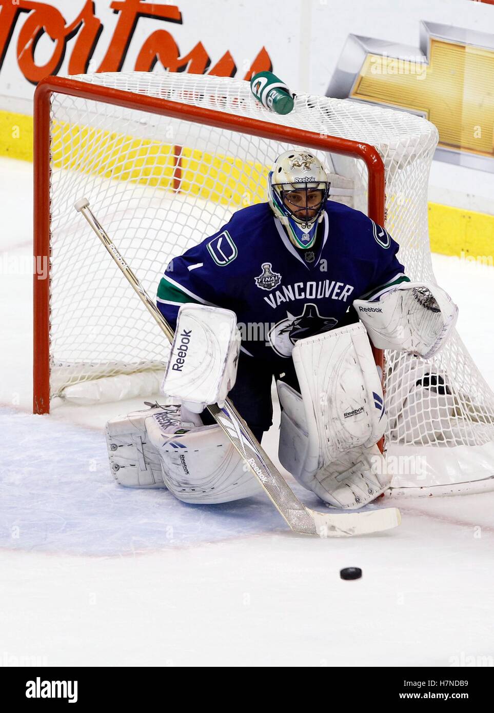 Roberto Luongo Glove Save Classic (2011) Vancouver Canucks Goalie Premium  Poster Print - Photofile Inc. – Sports Poster Warehouse