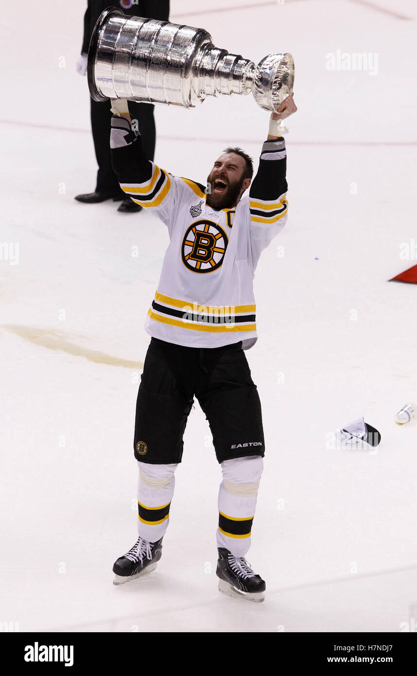 Zdeno Chara Boston Bruins Fanatics Authentic Unsigned 2011 Stanley Cup Champions Raising Photograph