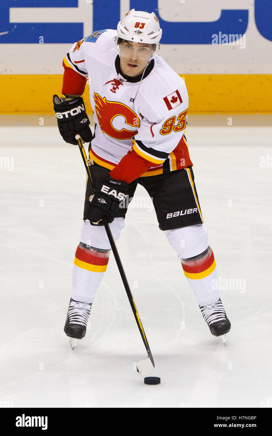 Calgary flames hi-res stock photography and images - Alamy