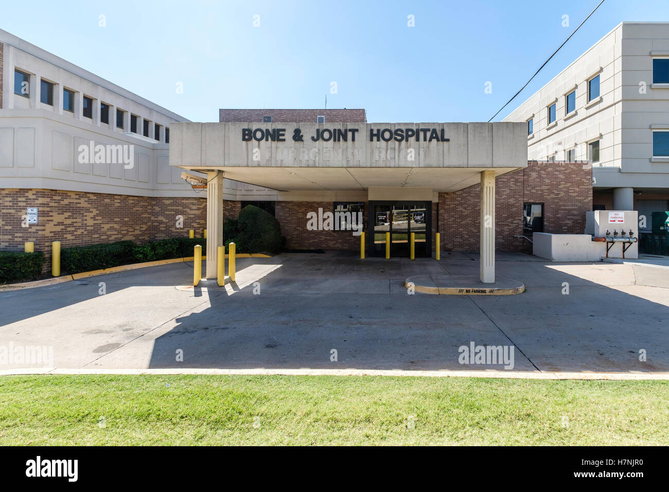 A covered outpatient pickup area of McBride Bone and Joint Hospital in midtown Oklahoma City, Oklahoma, USA. Stock Photo