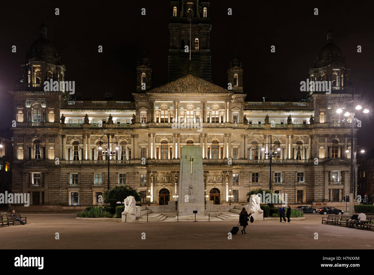 George Square and the city chambers with the cenotaph in Glasgow city center  centre locals and tourists at night Stock Photo
