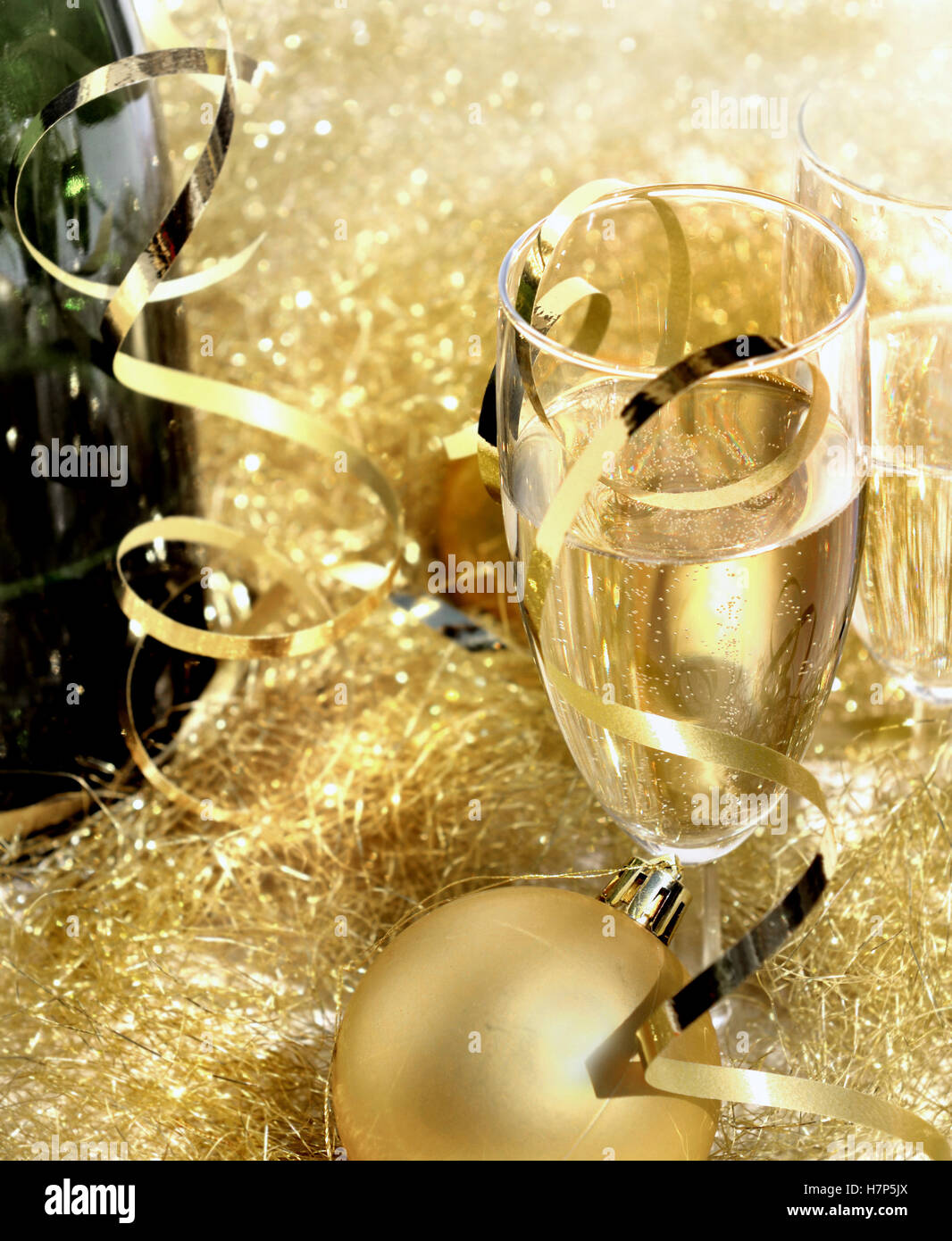 Glasses Champagne Golden Ribbon Hi Res Stock Photography And Images Alamy