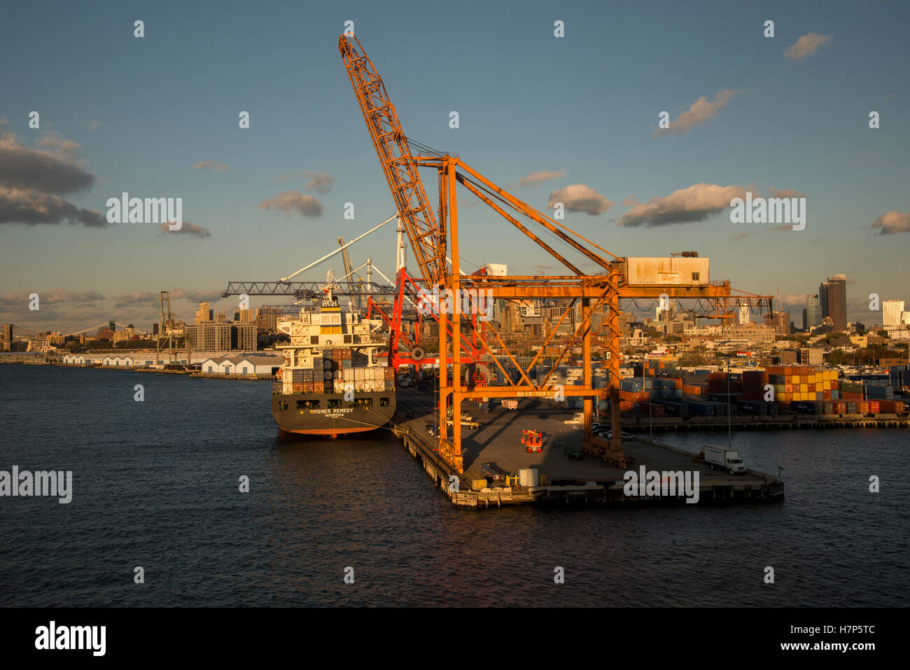 Cargo ship loading in the evening at Brooklyn, New York Stock Photo - Alamy