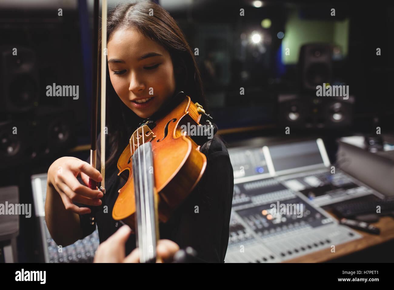 Female student playing violin Stock Photo - Alamy