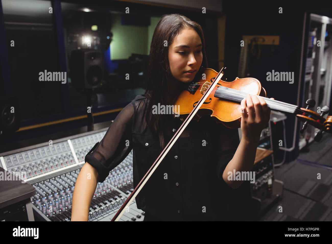 Female student playing violin Stock Photo - Alamy
