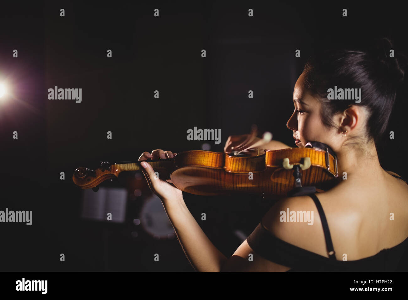 Female student playing violin Stock Photo - Alamy