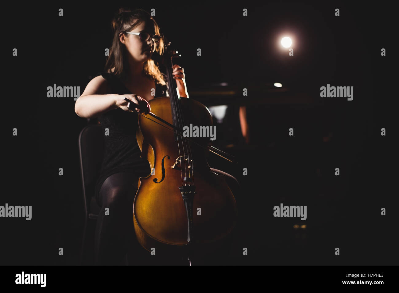 Female student playing violin Stock Photo - Alamy