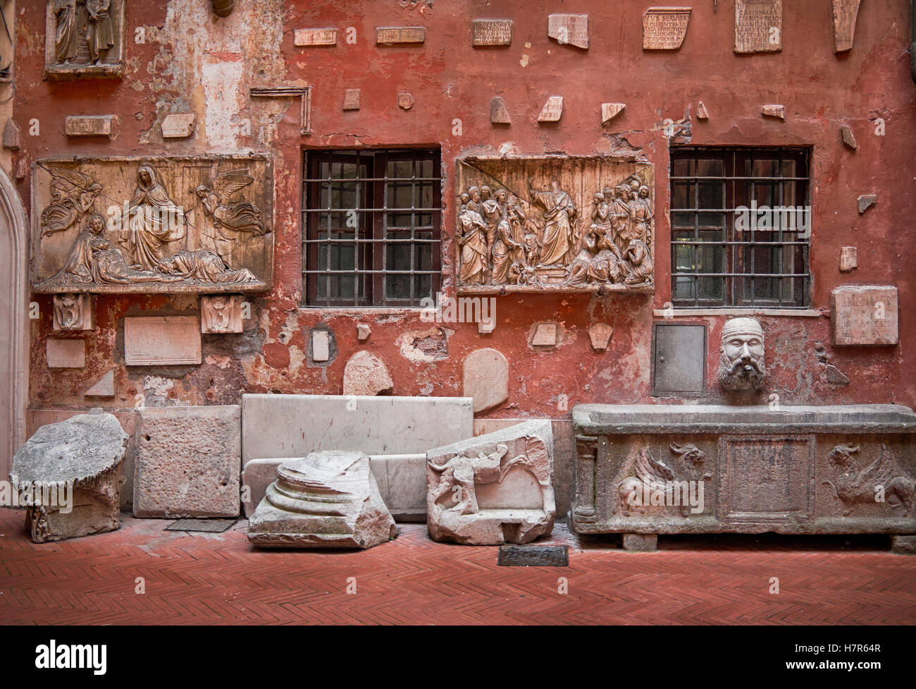 Roman  courtyard with old archeological pieces. Rome, Italy Stock Photo