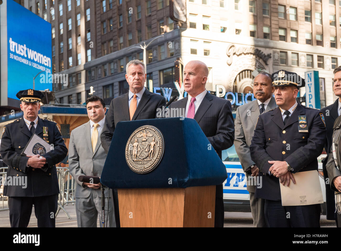 New York City, USA. 7th Nov, 2016. NYPD Commissioner Jim O'Neill (at podium) speaks at the press conference. On the eve of the U.S. Presidential Election which will see both the Republican nominee Donald Trump and Democratic nominee Hillary Clinton holding their respective election night parties in New York City, Mayor Bill de Blasio, Police Commissioner and U.S. Secret Service Agent in Charge David Beach held a press conference on security preparations and the NYPD's readiness to address potential instances of voter intimidation Credit:  PACIFIC PRESS/Alamy Live News Stock Photo