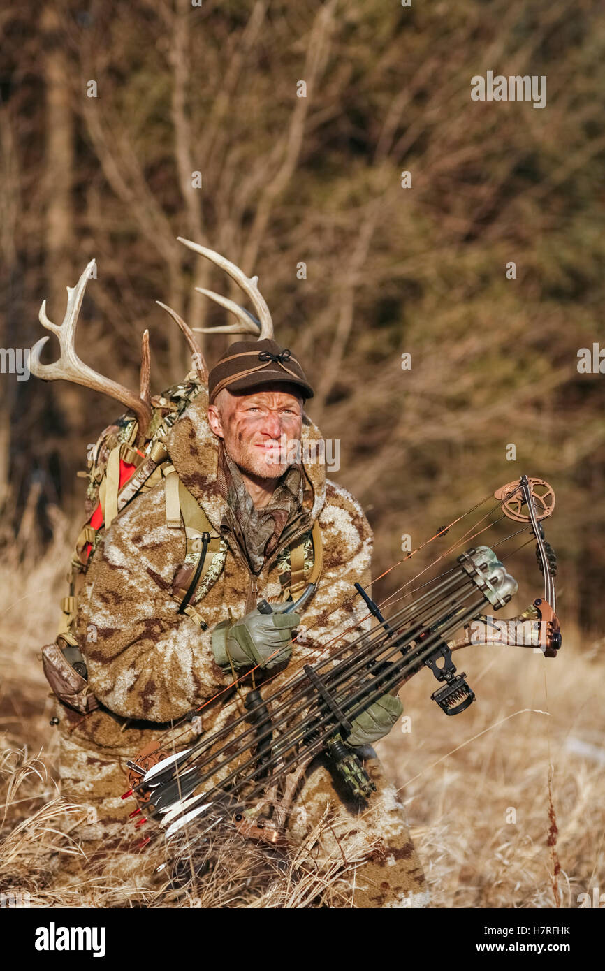 Bowhunter In Camo Clothing hunting Whitetail Deer Stock Photo Alamy