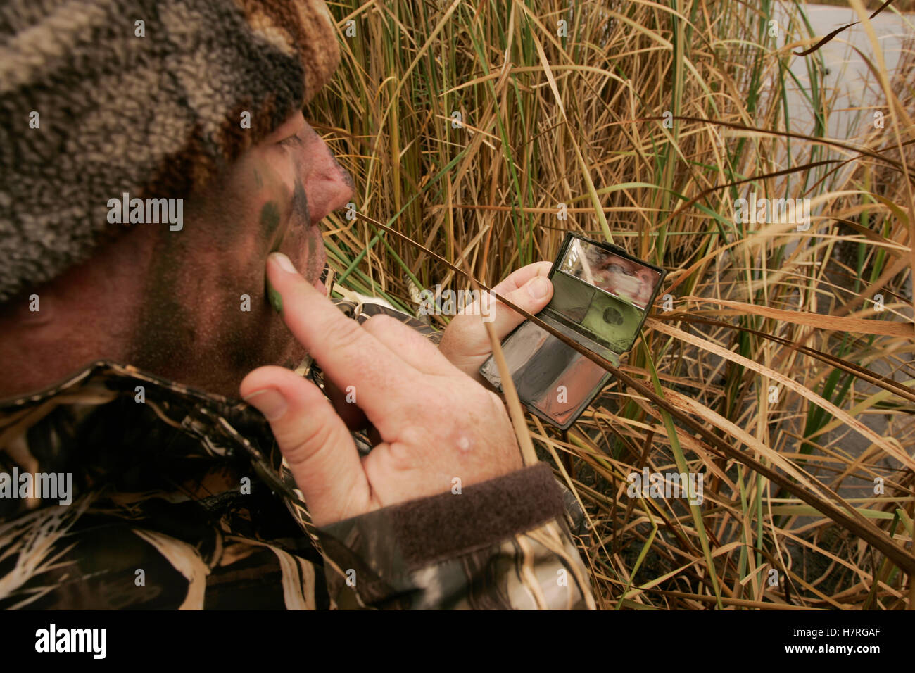 Camouflage face painting hi-res stock photography and images - Alamy