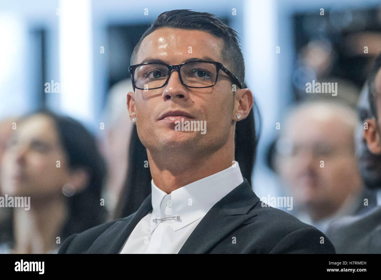 Madrid, Spain. 7th November, 2016. Cristiano Ronaldo signs an extension  contract with Real Madrid until 2021 at the Santiago Bernabeu Stadium in  Madrid, Spain. November 07, 2016. Credit: MediaPunch Inc/Alamy Live News
