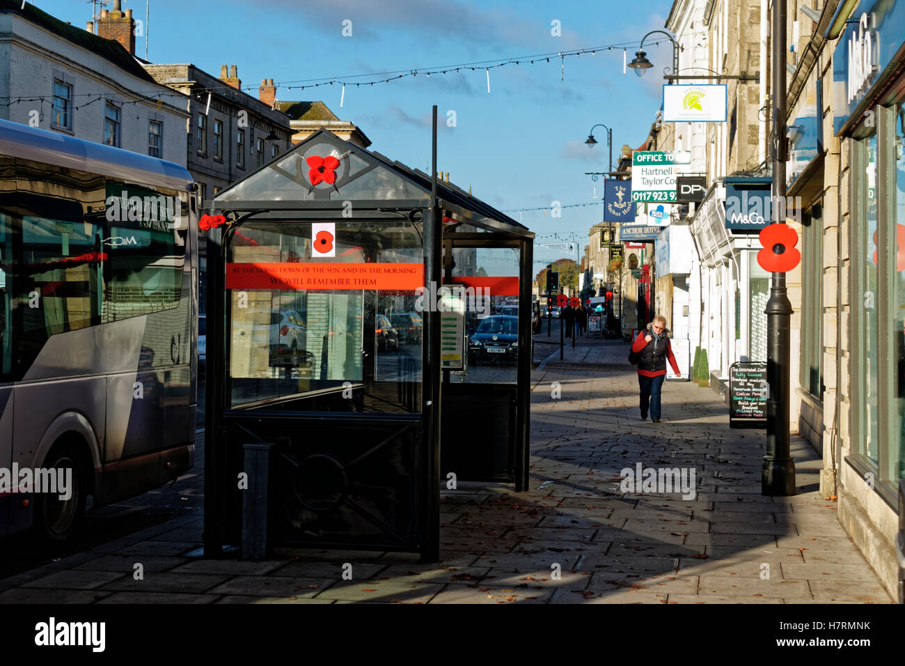 Warminster, Wiltshire, UK. 7th Nov 2016.  Hand knitted poppies in the market town of Warminster, Wiltshire, to commemorate British and Commonwealth fallen soldiers Credit:  Andrew Harker/Alamy Live News Stock Photo