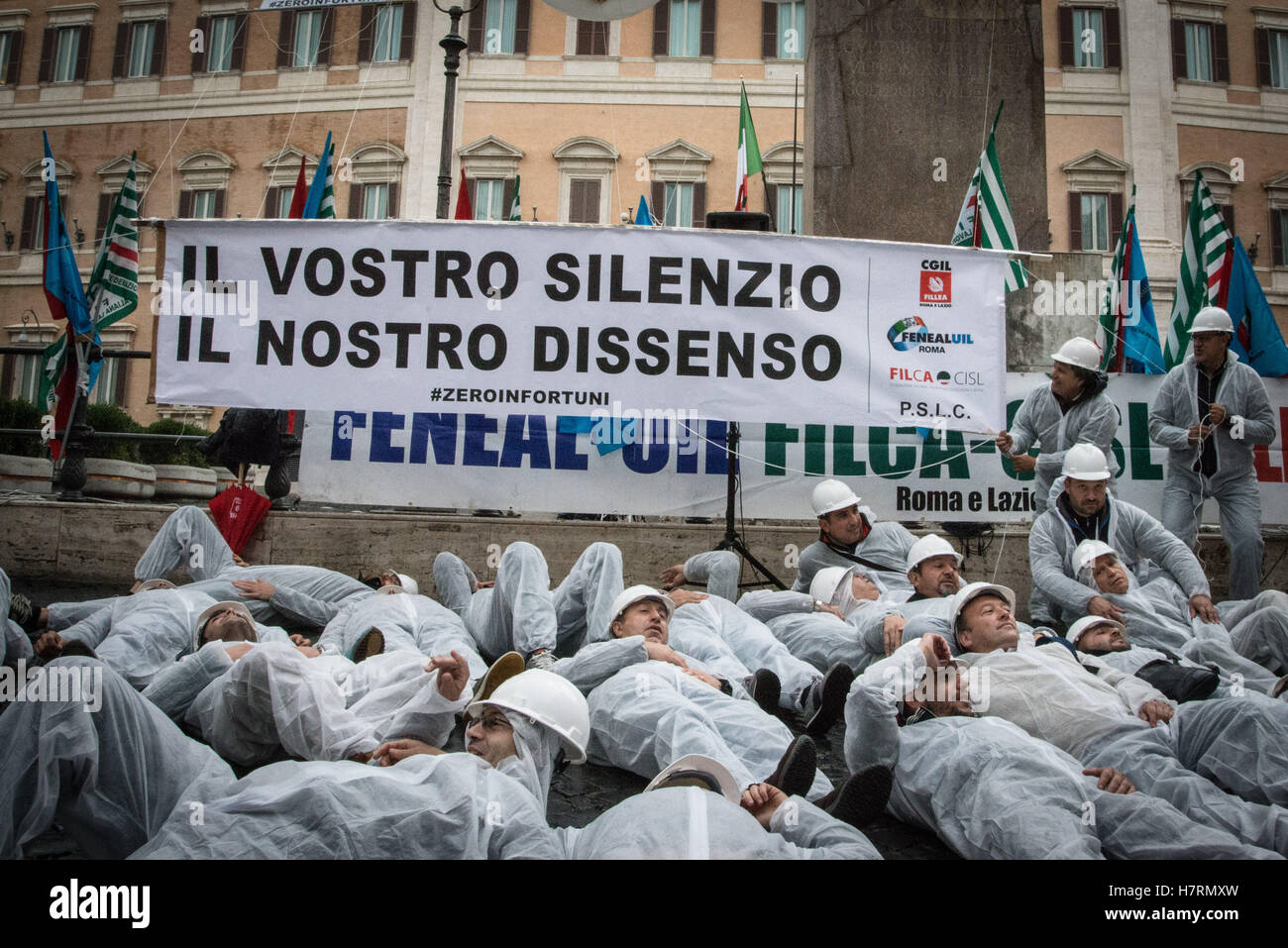 Rome, Italy. 7th November, 2016. Flash Mob of Trade Unions ' Enough white deaths' garrison organized by Feneal Uil Rome, Filca Cisl, Cgil Fillea Rome and lazio in Montecitorio Square on the occasion the of the national one-hour strike in all the yards to ask for intervention targeted government For wihte deaths in the workPlace. Credit:  Andrea Ronchini/Alamy Live News Stock Photo