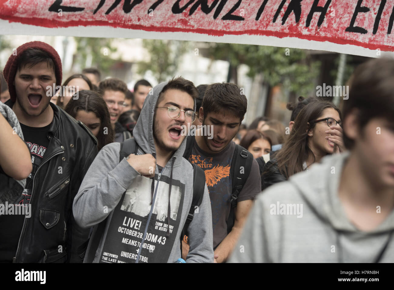 Athens, Greece. 7th Nov, 2016. Students rally holding banners and shout slogans against the government and the minister of education. Thousands elementary school students took to the streets to demonstrate against reforms in education, staff shortages and the constant deterioration of public schools driving students to seek for paid supplementary education putting an additional financial burden to their already hit by the financial crisis parents. Credit:  Nikolas Georgiou/ZUMA Wire/Alamy Live News Stock Photo