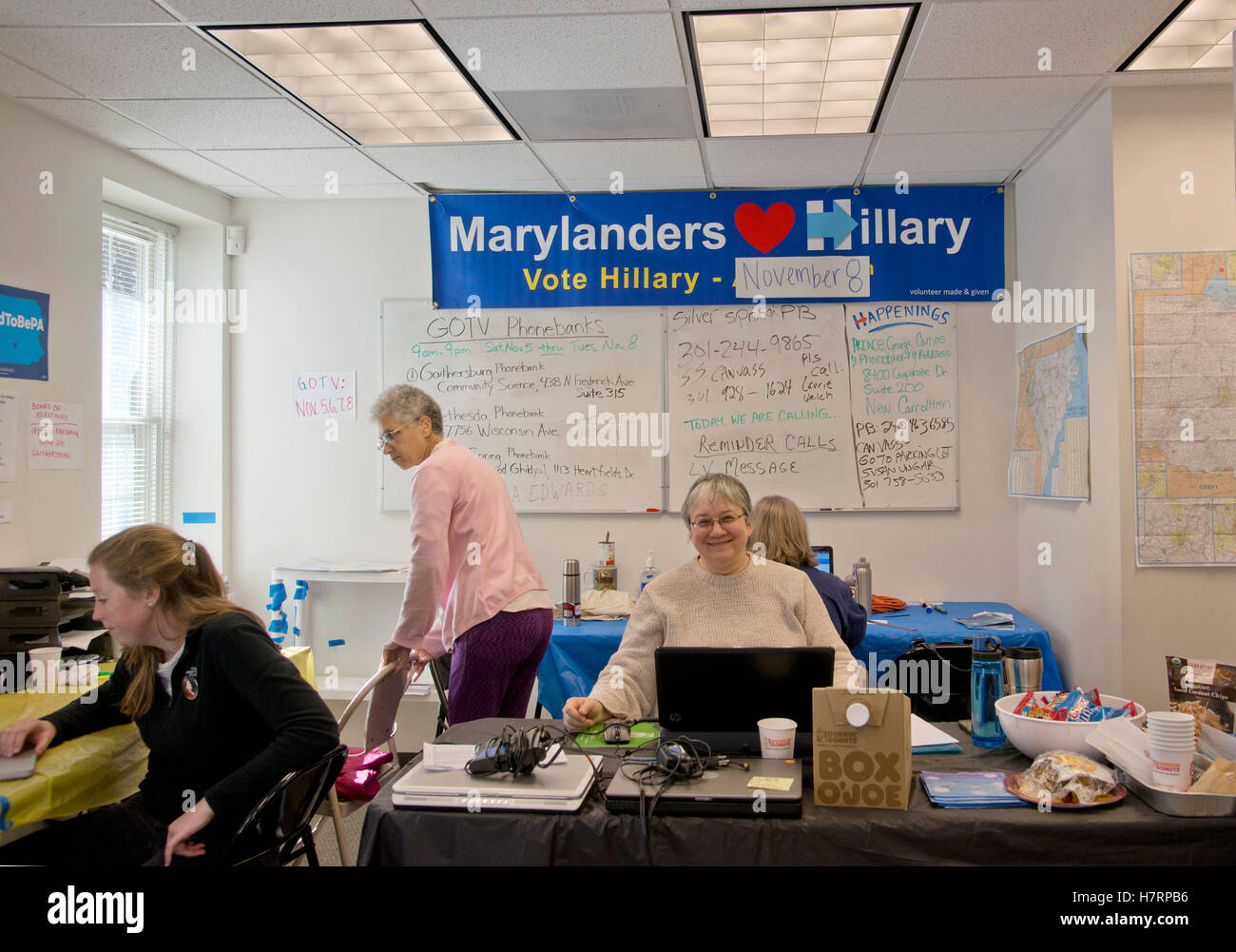 Gaithersburg, USA. 07th Nov, 2016. Gaithersburg, MD November 7 2016, USA: In the final day of the Presidential elections, the Montgomery County, MD Democratic campaign in Gaithersburg, MD has phone banks staffed by volunteers calling people and encouraging them to vote for Hillary Clinton on November 8, 2016. Credit:  Patsy Lynch/Alamy Live News Stock Photo