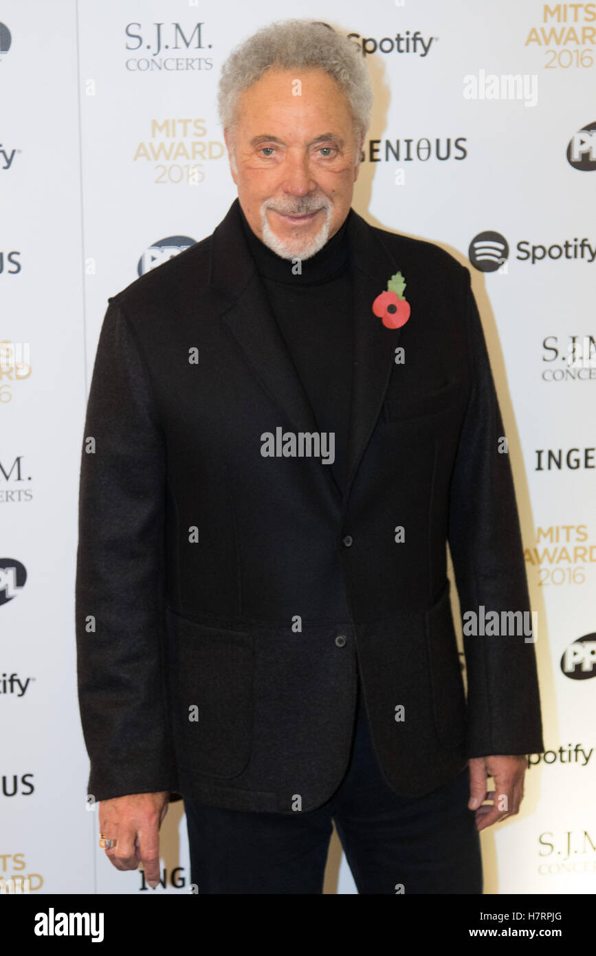 Grosvenor House Hotel, London, November 7th 2016. Luminaries from the music industry gather at the Grosvenor House Hotel for the Music Industry Awards, where this year The Who's Roger Daltrey CBE is honored with the 25th annual MITS award in support of Nordoff Robbins and The BRIT Trust. PICTURED: Tom Jones Credit:  Paul Davey/Alamy Live News Stock Photo