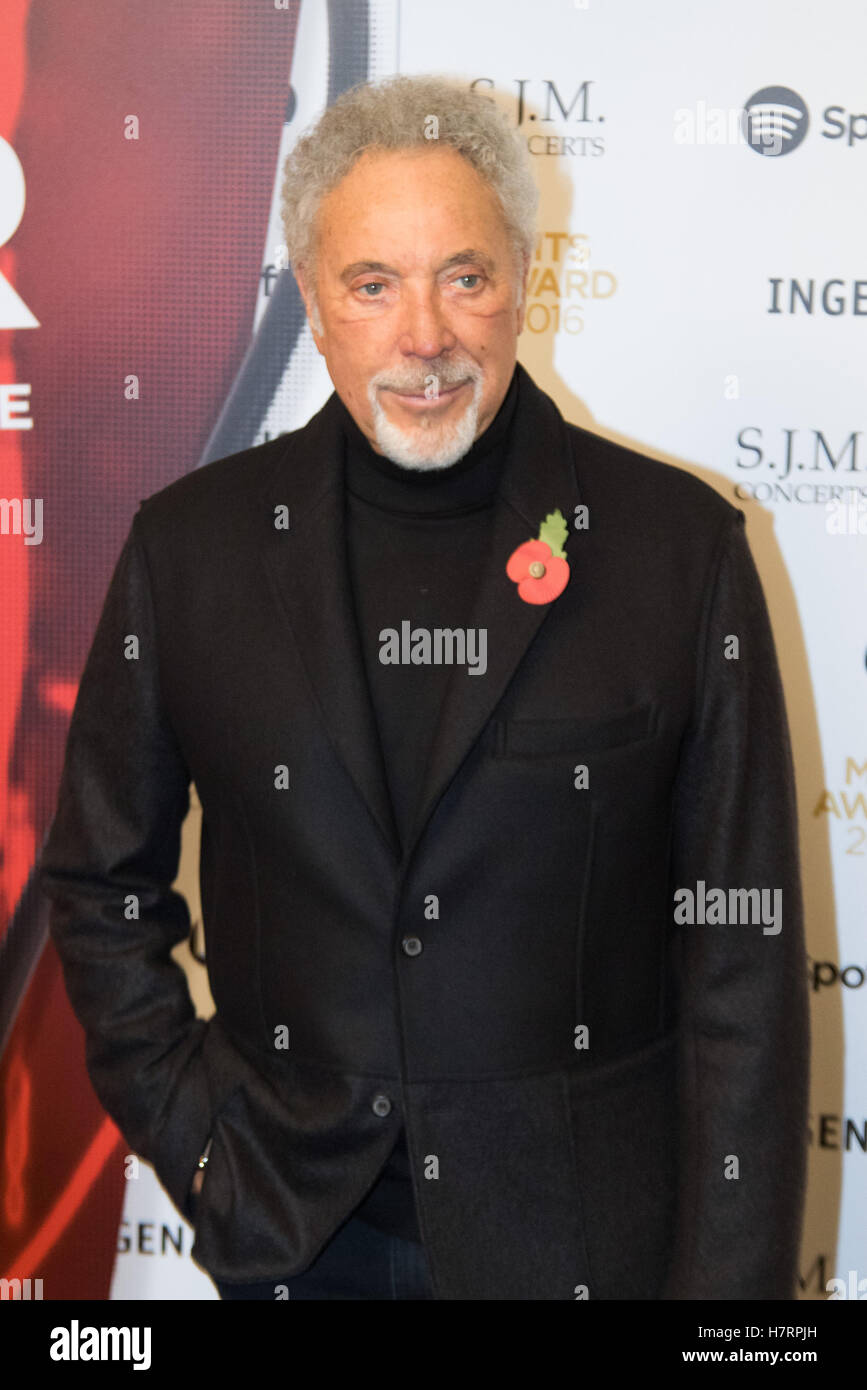 Grosvenor House Hotel, London, November 7th 2016. Luminaries from the music industry gather at the Grosvenor House Hotel for the Music Industry Awards, where this year The Who's Roger Daltrey CBE is honored with the 25th annual MITS award in support of Nordoff Robbins and The BRIT Trust. PICTURED: Tom Jones Credit:  Paul Davey/Alamy Live News Stock Photo