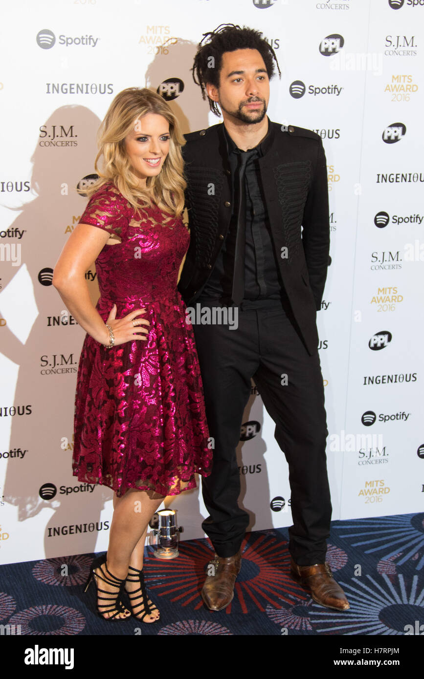 Grosvenor House Hotel, London, November 7th 2016. Luminaries from the music industry gather at the Grosvenor House Hotel for the Music Industry Awards, where this year The Who's Roger Daltrey CBE is honored with the 25th annual MITS award in support of Nordoff Robbins and The BRIT Trust. PICTURED: The Shires Credit:  Paul Davey/Alamy Live News Stock Photo