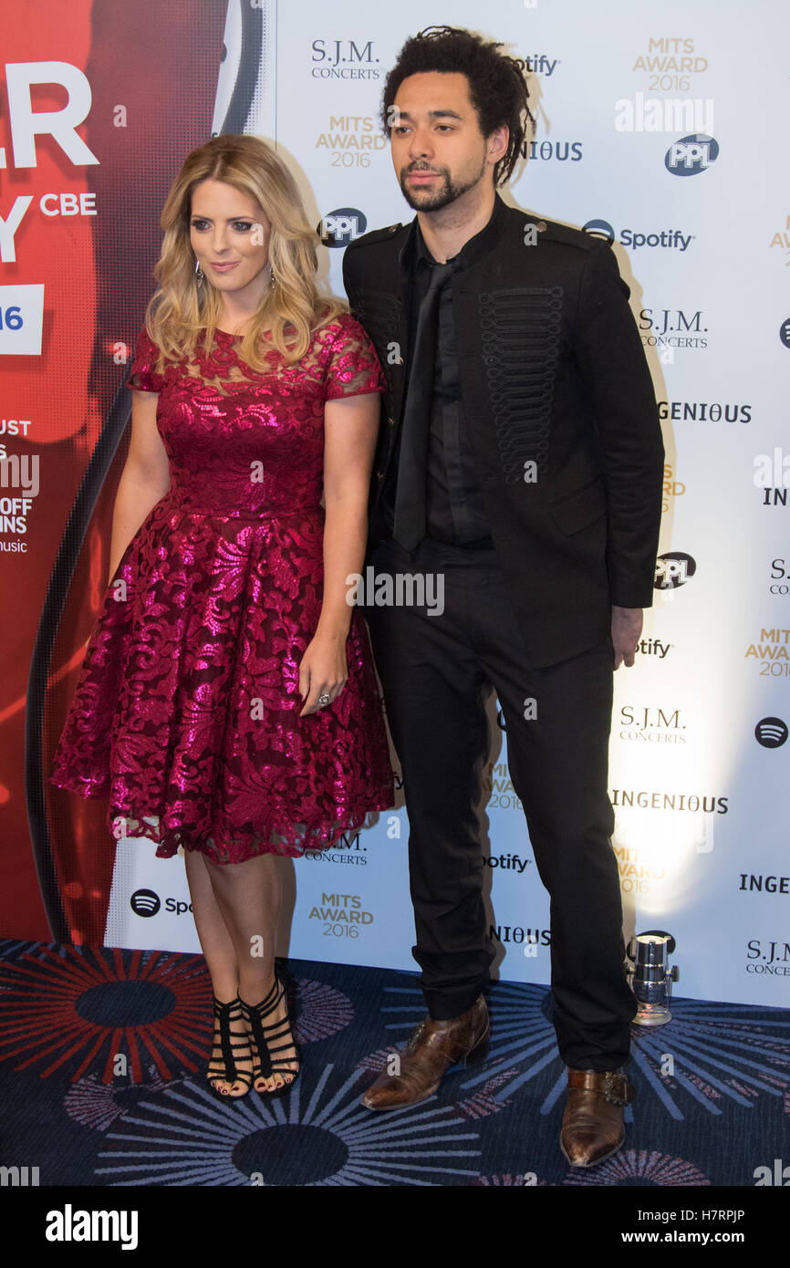 Grosvenor House Hotel, London, November 7th 2016. Luminaries from the music industry gather at the Grosvenor House Hotel for the Music Industry Awards, where this year The Who's Roger Daltrey CBE is honored with the 25th annual MITS award in support of Nordoff Robbins and The BRIT Trust. PICTURED: The Shires Credit:  Paul Davey/Alamy Live News Stock Photo