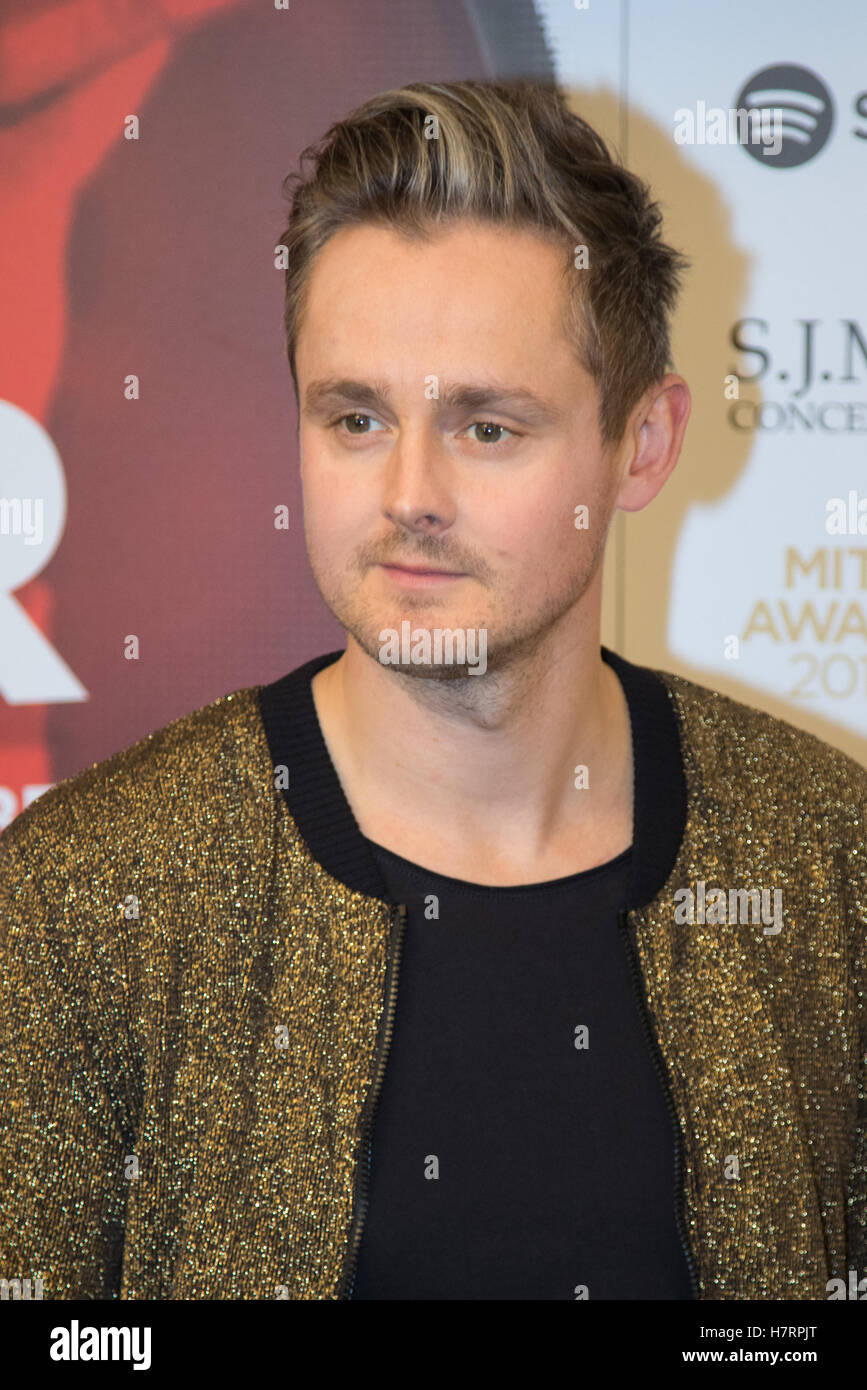 Grosvenor House Hotel, London, November 7th 2016. Luminaries from the music industry gather at the Grosvenor House Hotel for the Music Industry Awards, where this year The Who's Roger Daltrey CBE is honored with the 25th annual MITS award in support of Nordoff Robbins and The BRIT Trust. PICTURED: Tom Chaplin Credit:  Paul Davey/Alamy Live News Stock Photo