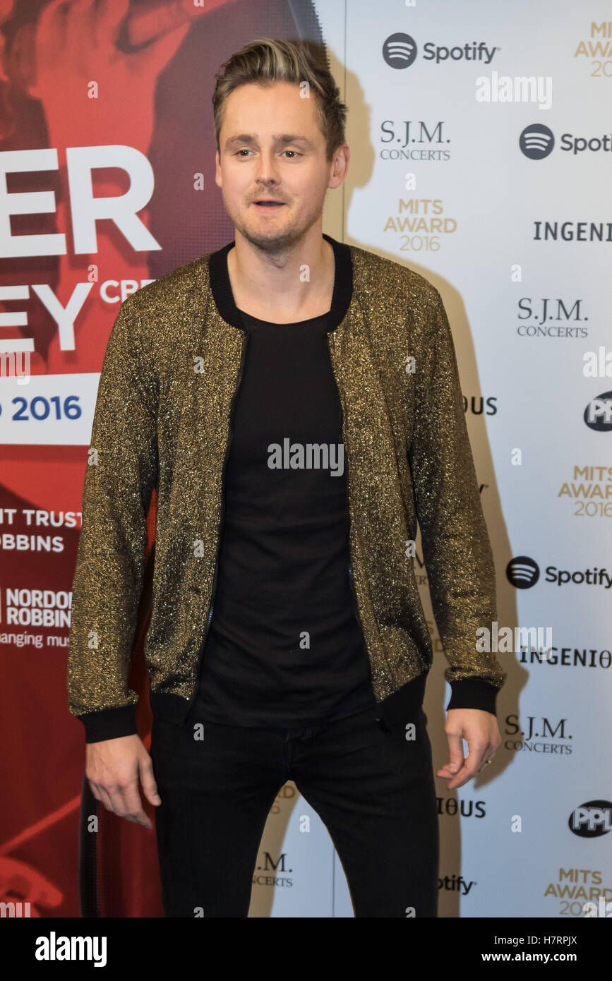 Grosvenor House Hotel, London, November 7th 2016. Luminaries from the music industry gather at the Grosvenor House Hotel for the Music Industry Awards, where this year The Who's Roger Daltrey CBE is honored with the 25th annual MITS award in support of Nordoff Robbins and The BRIT Trust. PICTURED: Tom Chaplin. Credit:  Paul Davey/Alamy Live News Stock Photo