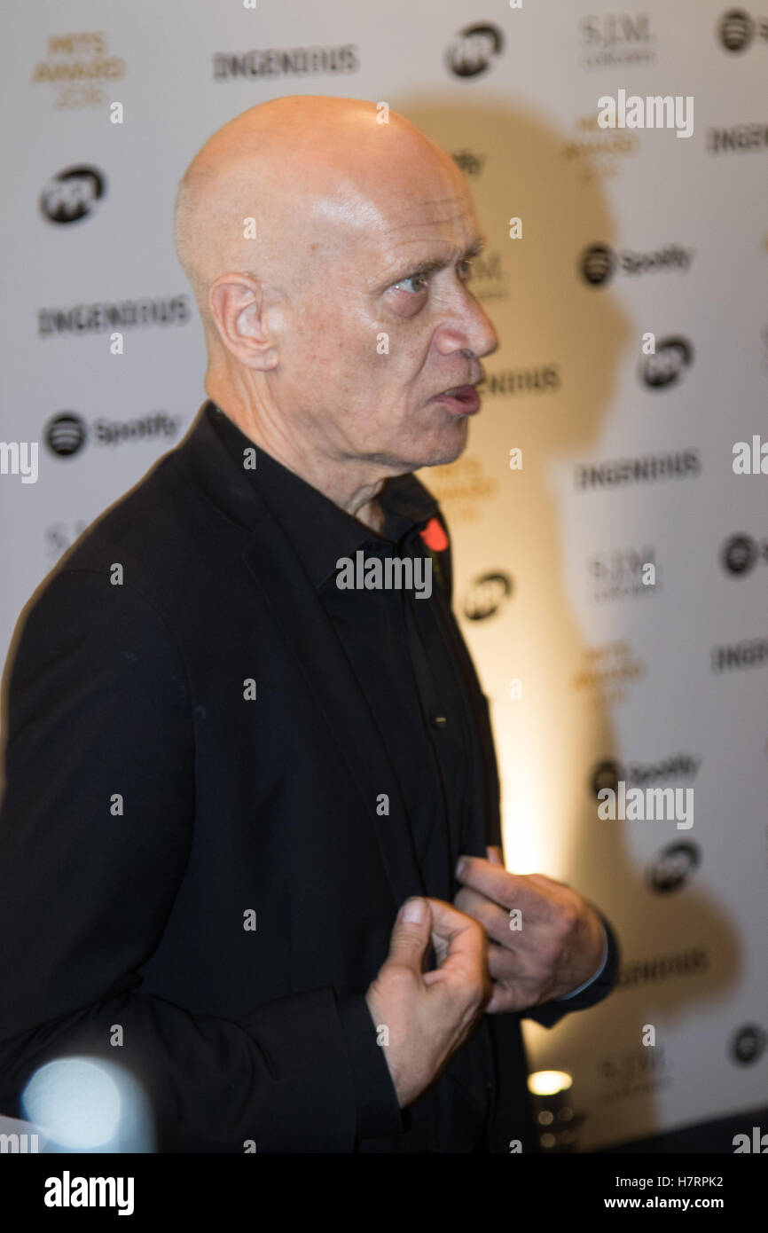 Grosvenor House Hotel, London, November 7th 2016. Luminaries from the music industry gather at the Grosvenor House Hotel for the Music Industry Awards, where this year The Who's Roger Daltrey CBE is honored with the 25th annual MITS award in support of Nordoff Robbins and The BRIT Trust. PICTURED: Wilko Johnson Credit:  Paul Davey/Alamy Live News Stock Photo