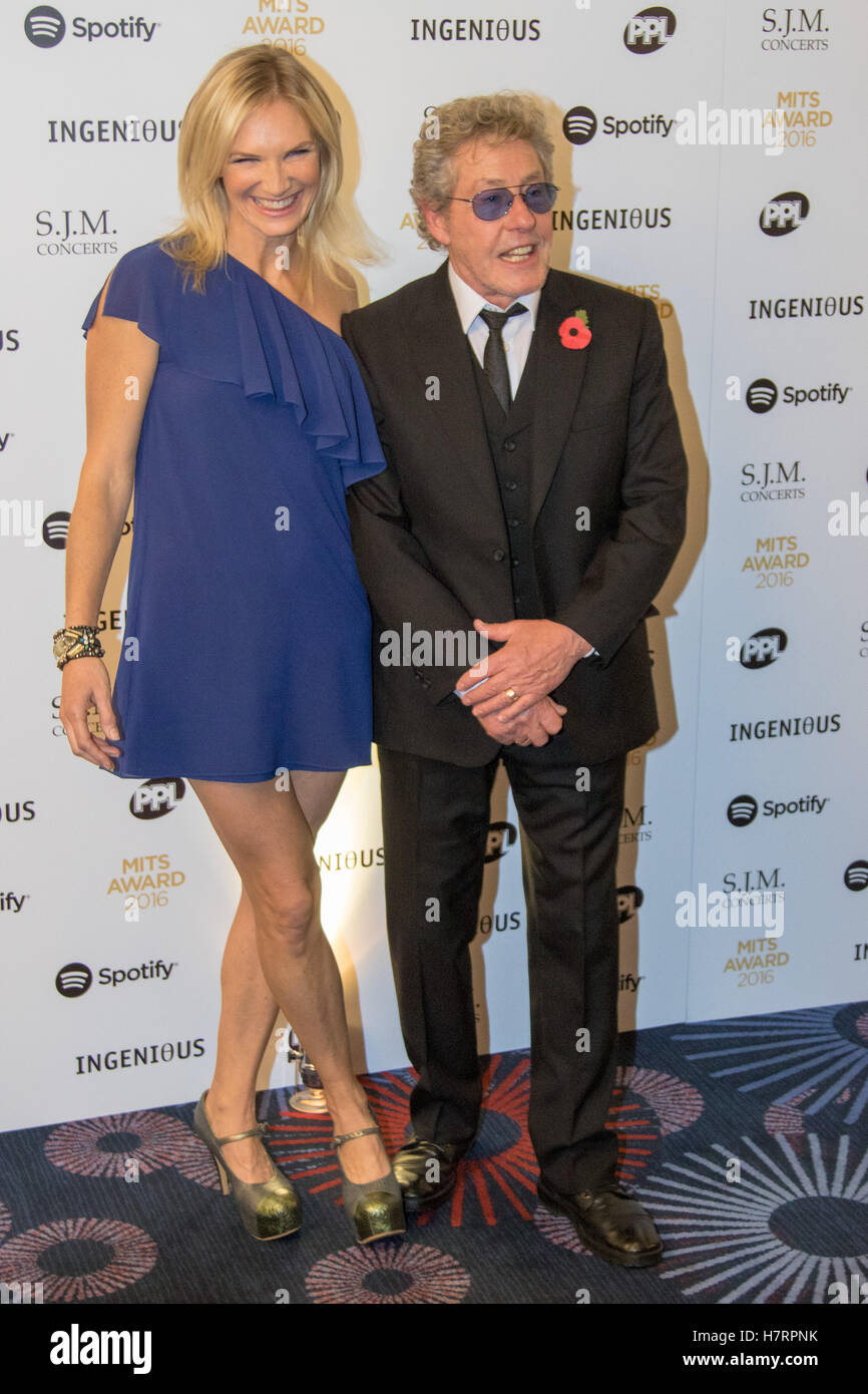 Grosvenor House Hotel, London, November 7th 2016. Luminaries from the music industry gather at the Grosvenor House Hotel for the Music Industry Awards, where this year The Who's Roger Daltrey CBE is honored with the 25th annual MITS award in support of Nordoff Robbins and The BRIT Trust. PICTURED: Jo Whiley and Roger Daltrey Credit:  Paul Davey/Alamy Live News Stock Photo