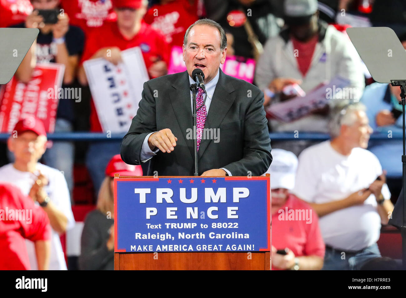Raleigh, North Carolina, USA. 7th Nov, 2016. Governor Mike Huckabee at ...