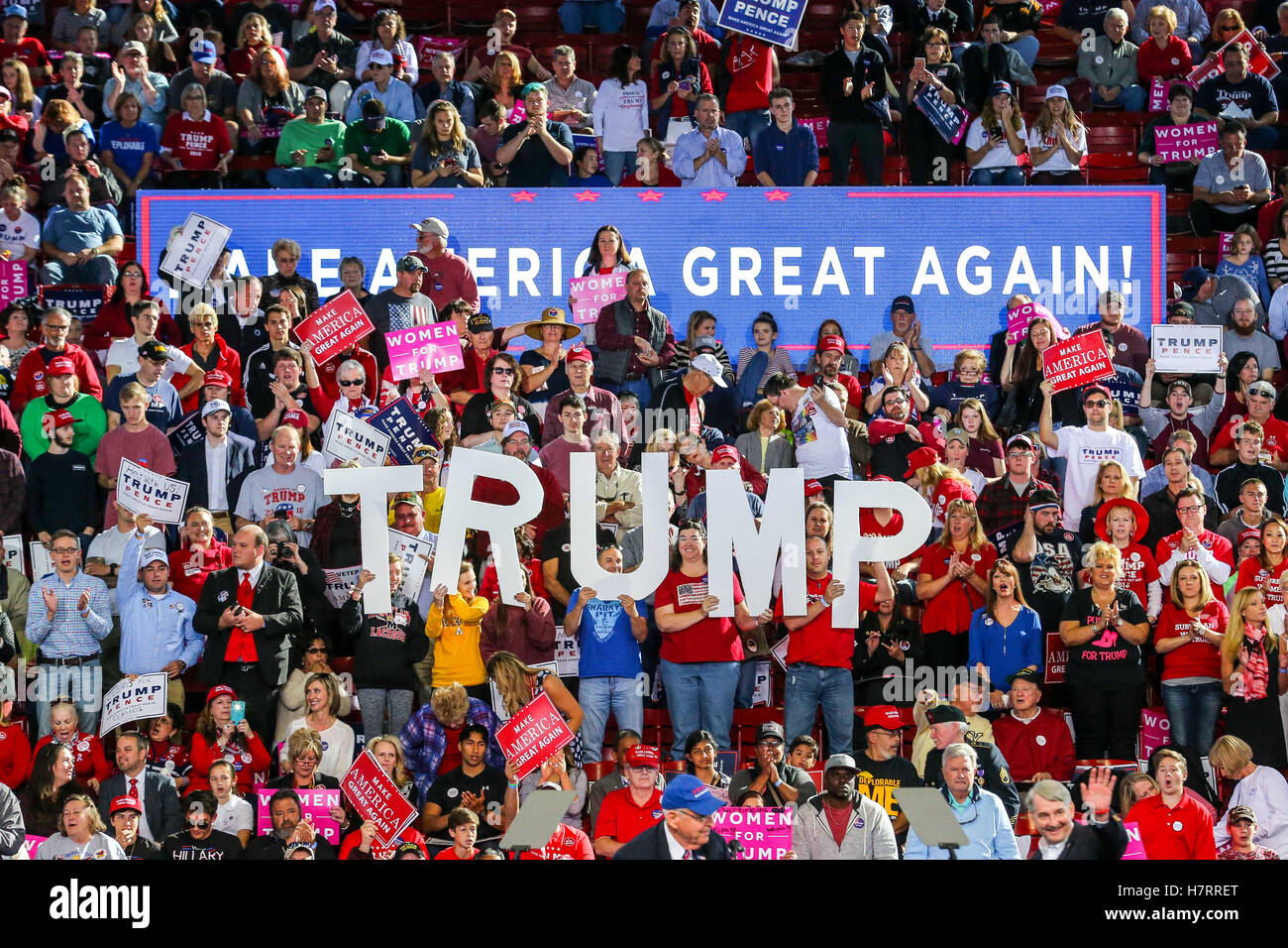 Raleigh, North Carolina, USA. 7th Nov, 2016. Donald Trump Supporters at ...