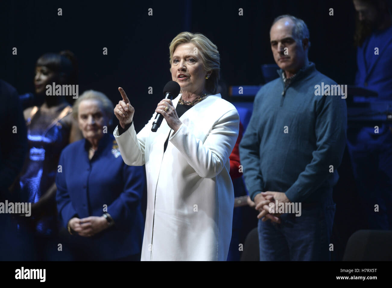 Philadelphia, Pennsylvania. 5th Nov, 2016. Madeleine Albright, Hillary Clinton and Bob Casey Jr. during the 'Get Out The Vote' concert in support of Hillary Clinton at Mann Center For Performing Arts on November 5, 2016 in Philadelphia, Pennsylvania. | Verwendung weltweit © dpa/Alamy Live News Stock Photo