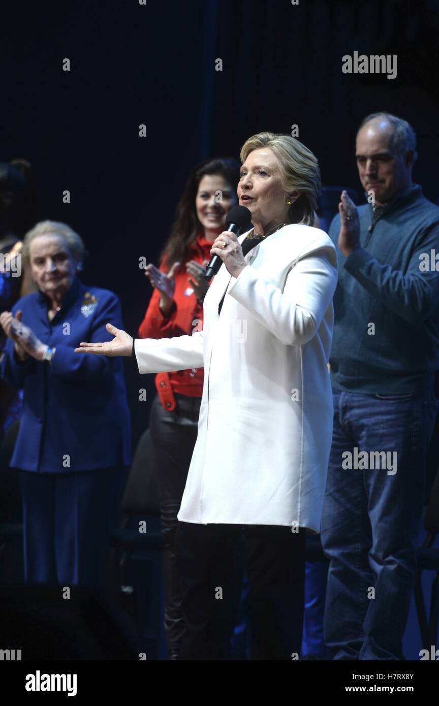 Philadelphia, Pennsylvania. 5th Nov, 2016. Madeleine Albright, Debra Messing, Hillary Clinton and Bob Casey Jr. during the 'Get Out The Vote' concert in support of Hillary Clinton at Mann Center For Performing Arts on November 5, 2016 in Philadelphia, Pennsylvania. | Verwendung weltweit © dpa/Alamy Live News Stock Photo