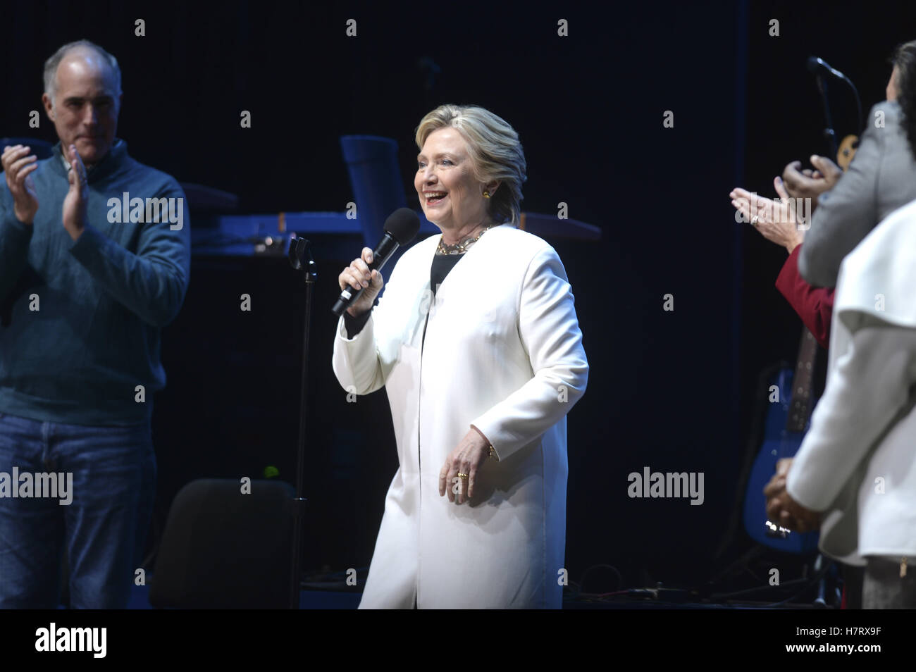 Philadelphia, Pennsylvania. 5th Nov, 2016. Bob Casey Jr. and Hillary Clinton performs during the 'Get Out The Vote' concert in support of Hillary Clinton at Mann Center For Performing Arts on November 5, 2016 in Philadelphia, Pennsylvania. | Verwendung weltweit © dpa/Alamy Live News Stock Photo