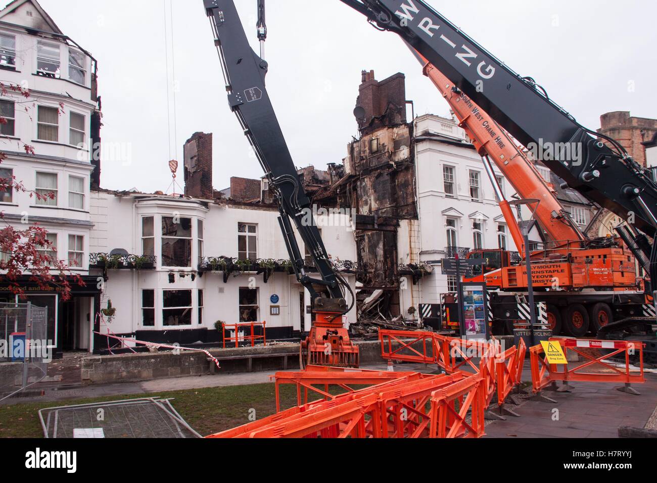 Exeter, UK. 8th November, 2016. The remains of the Royal Clarence - Britain's oldest hotel - have become the biggest tourist attraction in the city following the recent fire.. Despite being sited directly opposite the ancient cathedral with it's astronomical clock and the longest vaulted ceiling in England - the burned out remains have become the 'must see' event in the city. Credit:  South West Photos/Alamy Live News Stock Photo