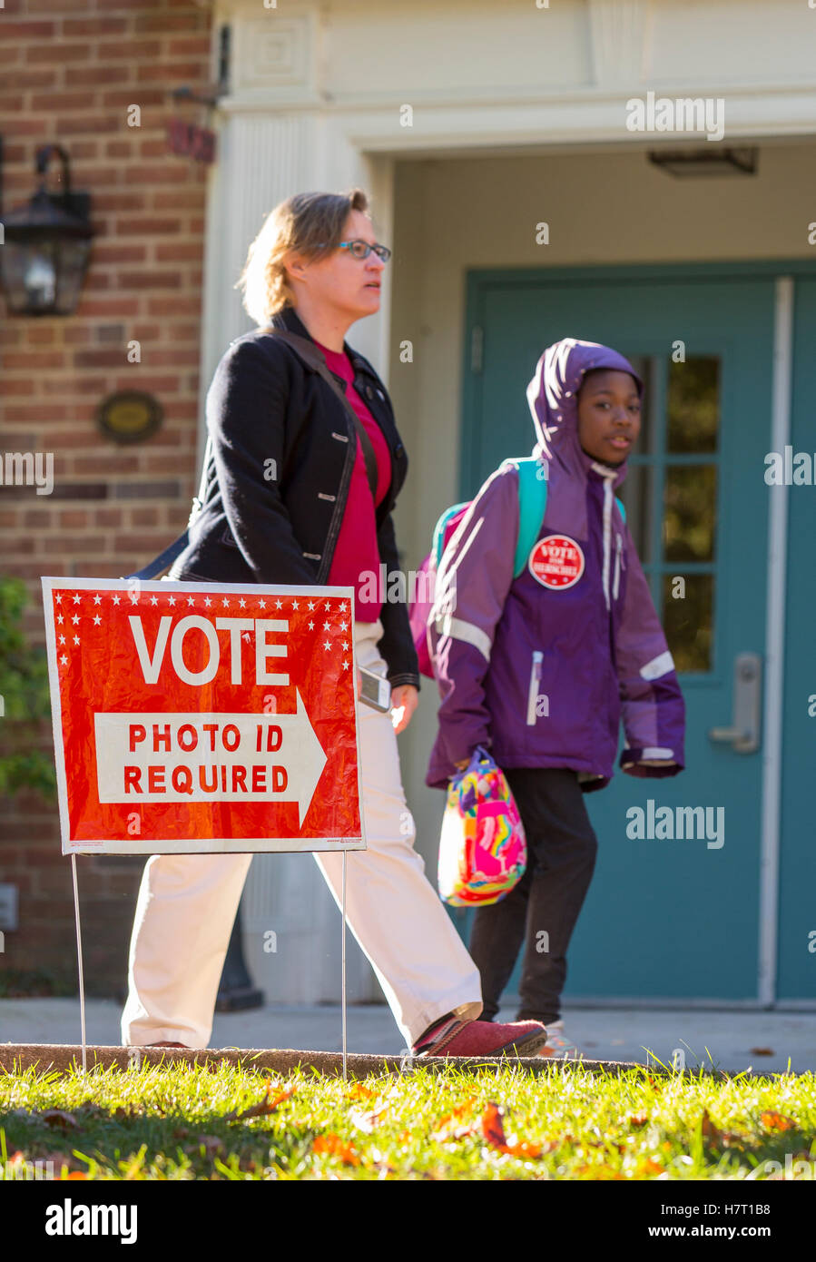 Arlington, Virginia, USA. 8th Nov, 2016. Voters on presidential election day. Credit:  Rob Crandall/Alamy Live News Stock Photo