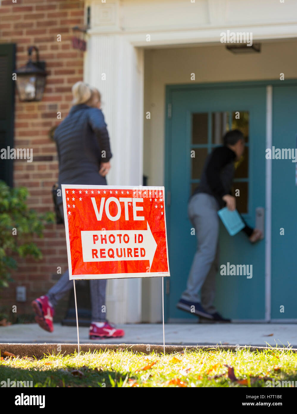 Arlington, Virginia, USA. 8th Nov, 2016. Voters on presidential election day. Credit:  Rob Crandall/Alamy Live News Stock Photo